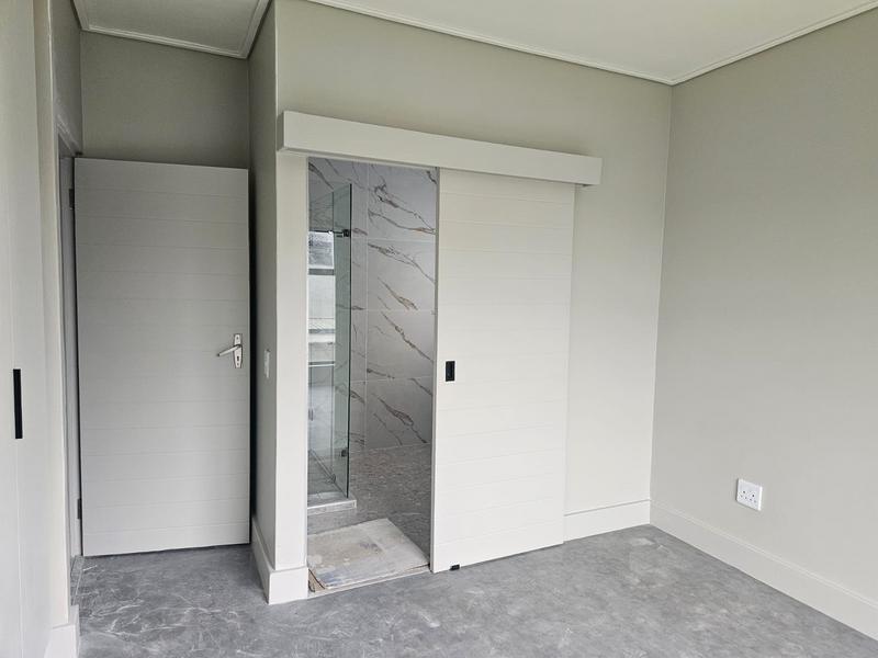 To Let 3 Bedroom Property for Rent in Uitzicht Western Cape